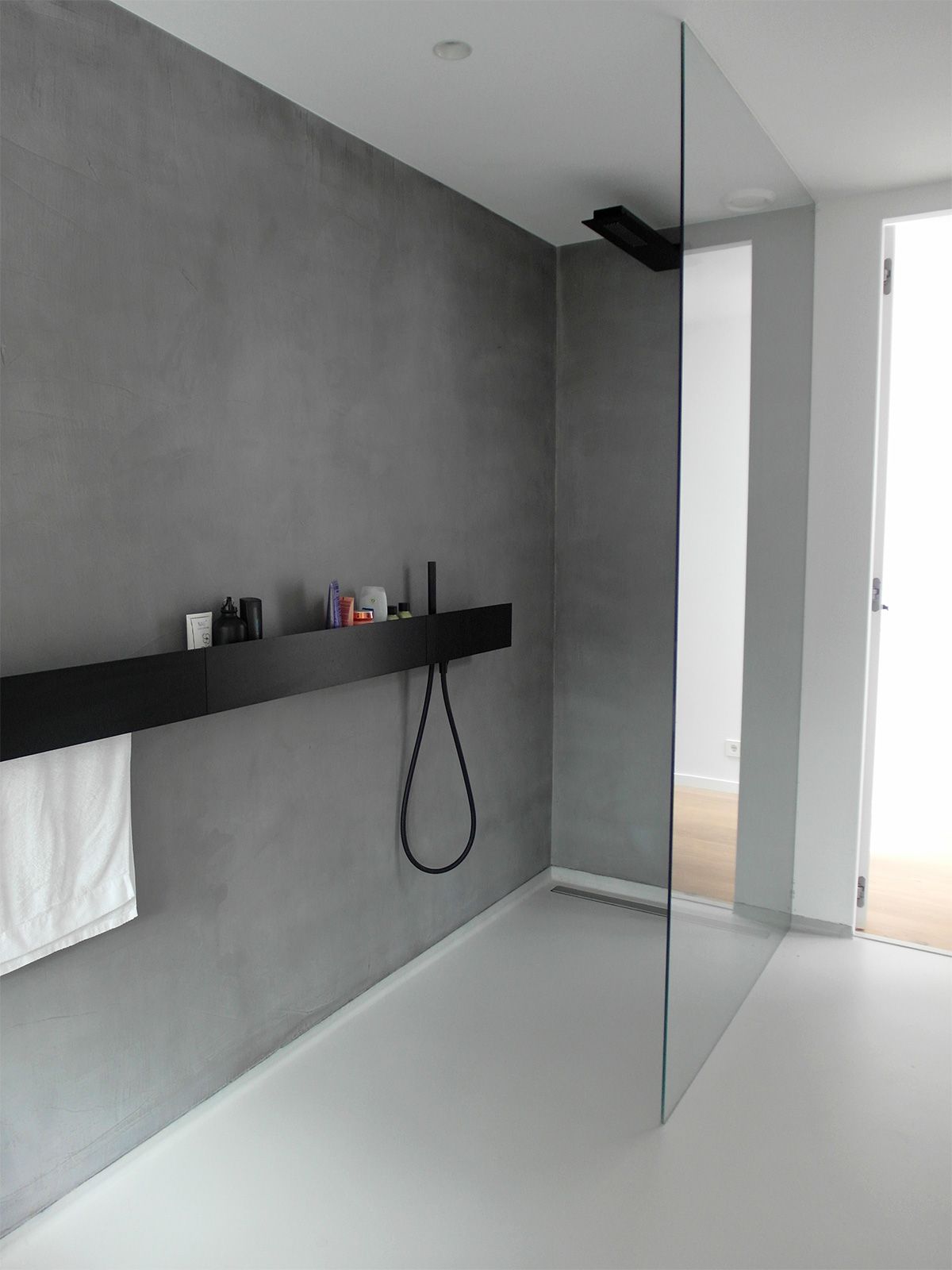 Minimalistic microcement shower