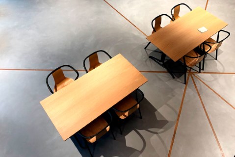 Microcement floor with decorative dilatations